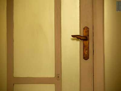 ...e dove le porte sono contraddistinte da particolari maniglie in ottone a forma di ala